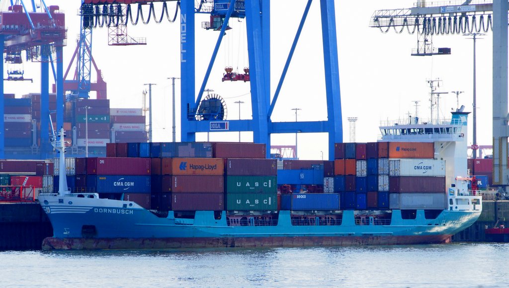 Containerfeederschiff wird am Kai beladen