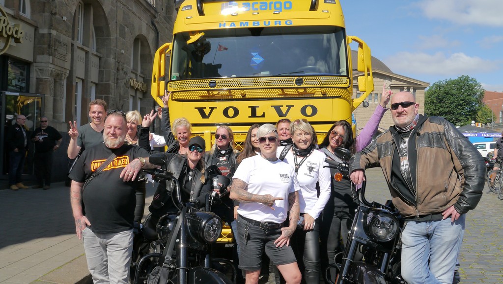 The Litas vor einem gelben Volvo Truck