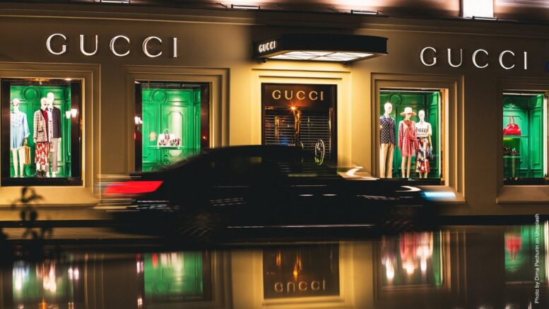 Straßenansicht Gucci Store bei Nacht