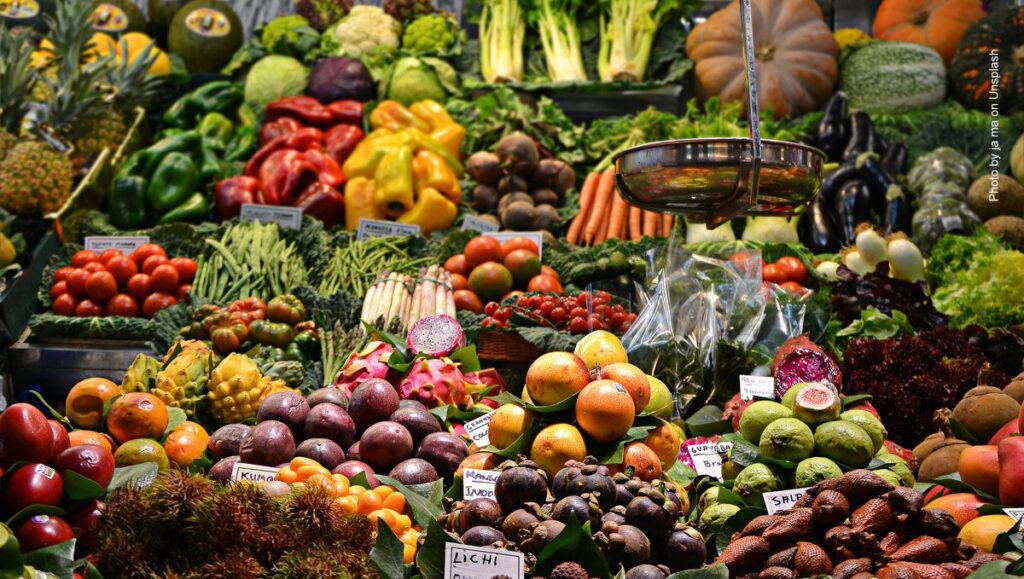 Obst- und Gemüseangebot in einem Markt