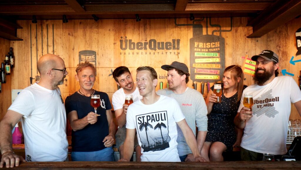 Teamfoto Kernteam der Überquell Brauerein hamburg am Tresen