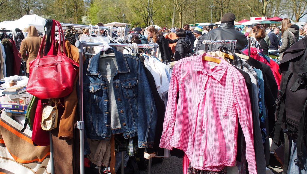 Flohmarktstand mit gebrauchter Kleidung