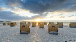 Ostseestrand mit Strandkörben - Morgenstimmung