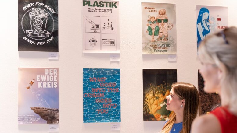 Vernissage PepsiCo Plakatwettbewerb Hamburg HafenCity . Zwei Frauen betrachten Plakate