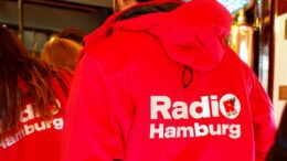 Rote Werbejacke von hinten - Radio Hamburg Logo