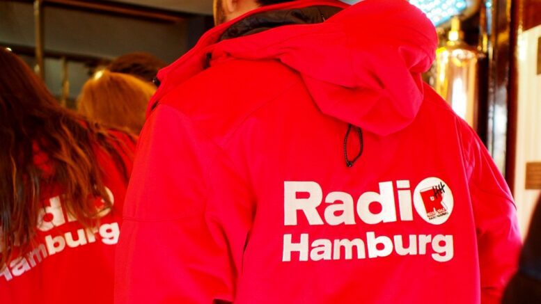 Rote Werbejacke von hinten - Radio Hamburg Logo
