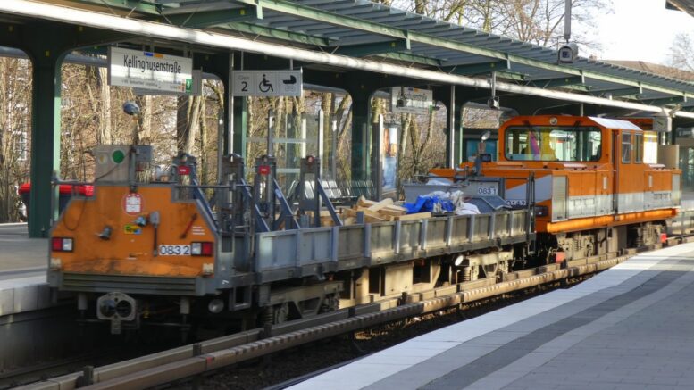 Bauzug der Hamburger Hochbahn: Lokomotive mit zwei Niederbordwagen
