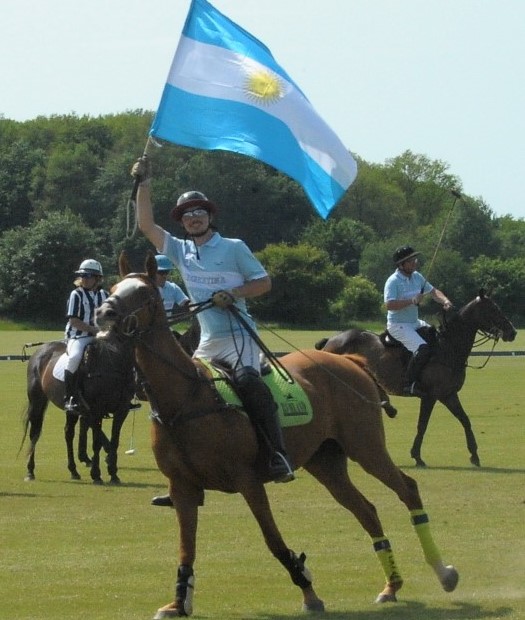 Polo Spieler mit Argentinien Flagge