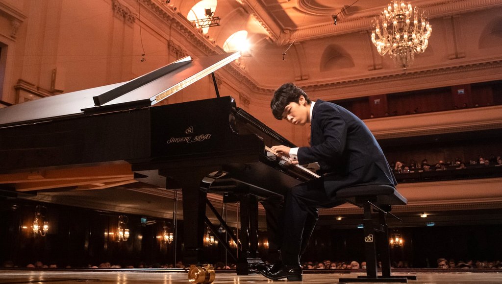 Der Pianist Hyuk Lee am Konzertflügel