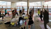 Yogastunde in der Hamburger HafenCity im neuen The Crown Gebäude im Sommer