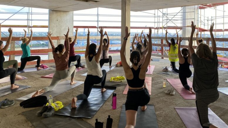 Yogastunde in der Hamburger HafenCity im neuen The Crown Gebäude im Sommer