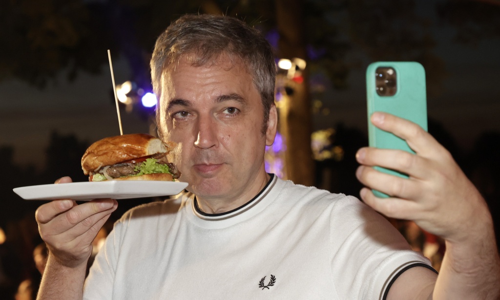 Arndt Ziegler macht ein Burger Selfie