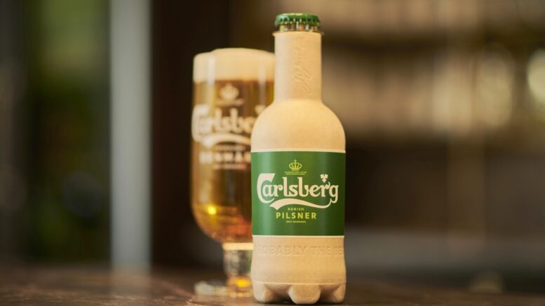 Carlsberg Fibre Bottle mit Glas Bier Moodfoto