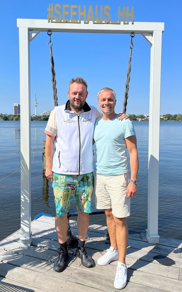 Jürgen Vieths mit Boris A. Nicolai auf dem Anleger des Seehaus mit Blick auf die Außenalster im Sommer