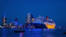 Hamburg Cruise Days Queen Mary 2 vor der Elphi beim Blue Port