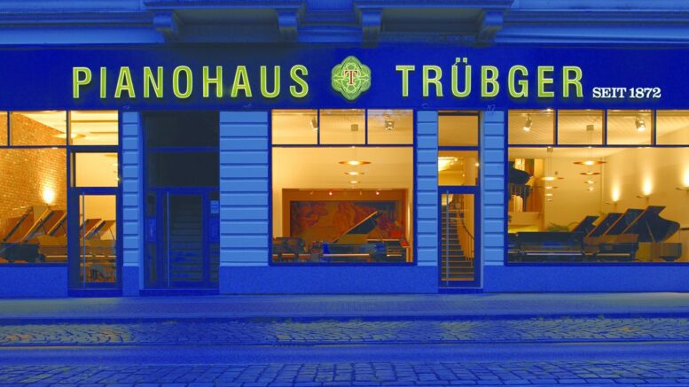 Die Fassade vom Pianohaus Trübger in Hamburg bei Nacht