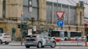Ein WeShare Auto in grau vor dem Hamburger Dammtorbahnhof als Rechtsabbieger
