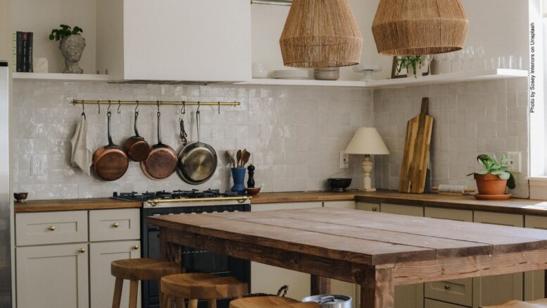 Küche mit großen Holztisch