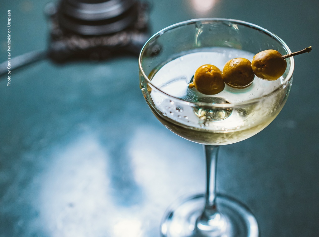 Martini Cocktail mit drei Oliven im Glas