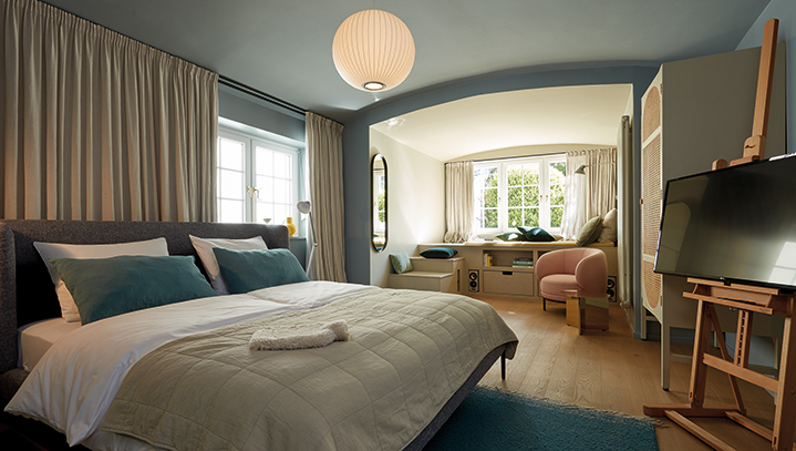 Innenansicht eines Zimmers mit Doppelbett im stilwerk Hotel Heimhude