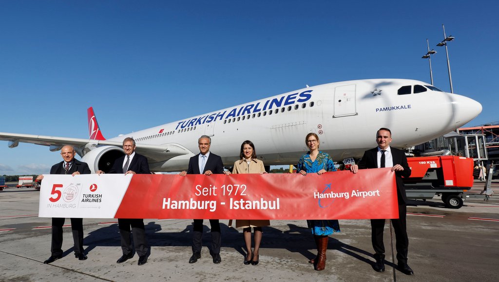Gruppenfoto zum Jubiläumsflug auf derm Hamburger Flugplatz vor dem Flugzeug