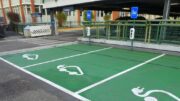 E-Mobility: Parkplätze für E-Autos im Alstertal Einkaufszentrum, Boden grün gestrichen mit Ladesäulen