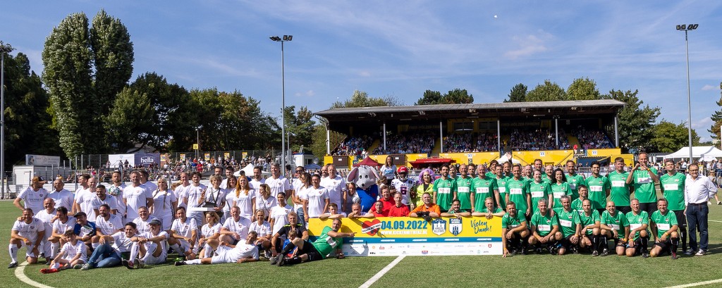 Zwei Charity Fußballmannschaften zum offiziellen Foto KICKEN MIT HERZ im Stadion Hoheluft